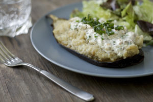 Gefüllte Aubergine mit Quinoa Ziegenkäse Honignüssen feines gemüse