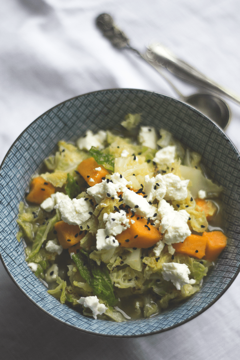 Wirsing-Süßkartoffel-Topf mit Schwarzkümmel und Feta