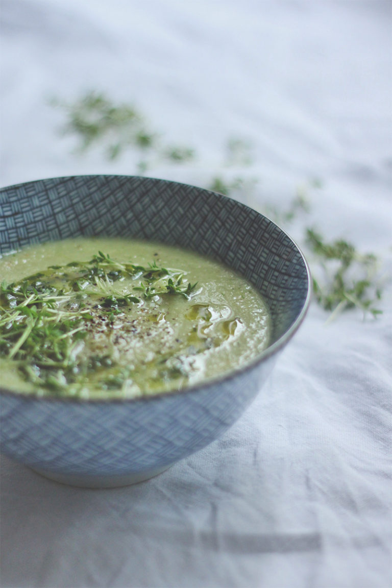 Kalte Kohlrabisuppe mit Meerrettich und Kresse (vegan)
