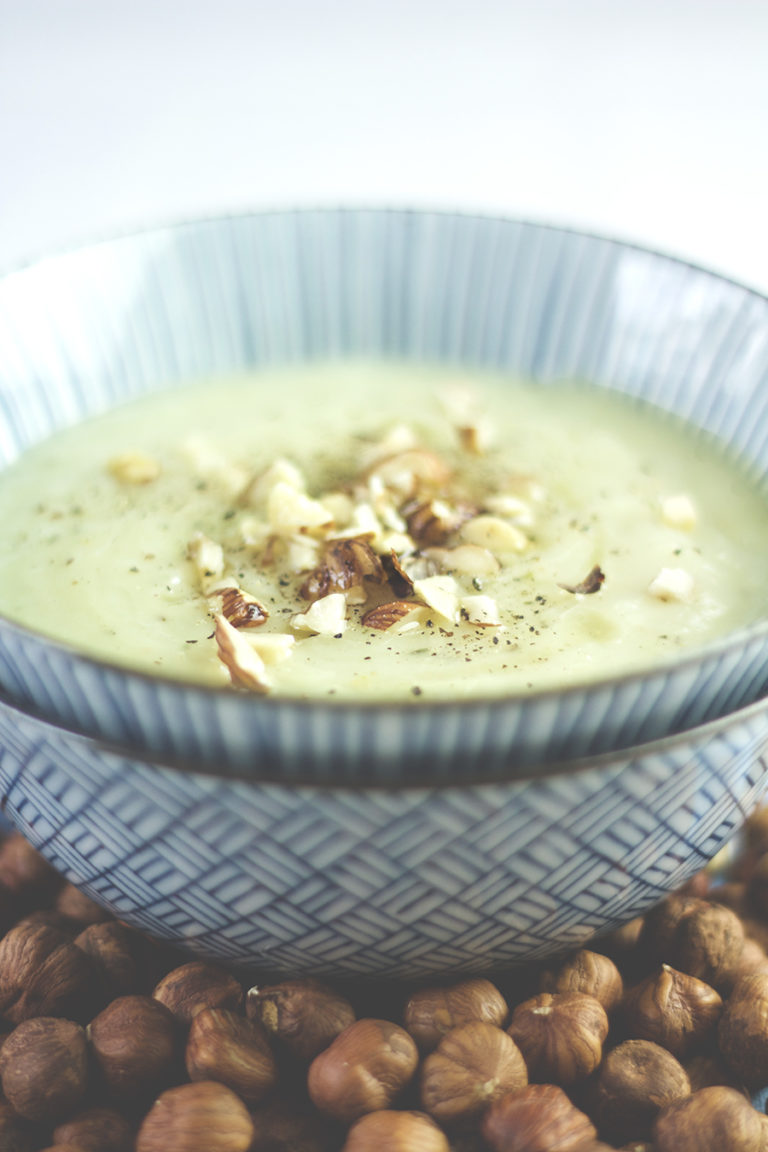 Topinambur-Suppe mit Haselnüssen