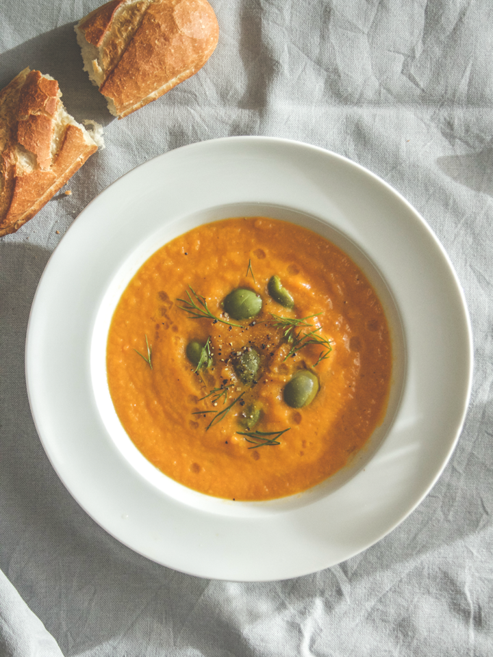 Möhrensuppe mit Oliven, Dill und Fenchelsamen