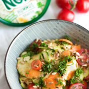 Zucchini-Salat mit Kräuterhummus