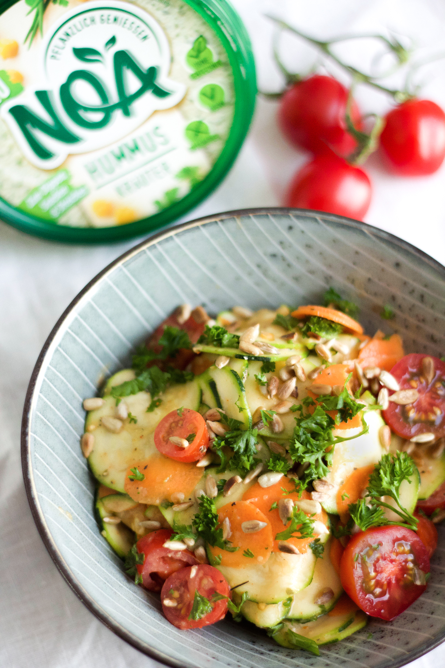 Zucchini-Salat mit Kräuterhummus