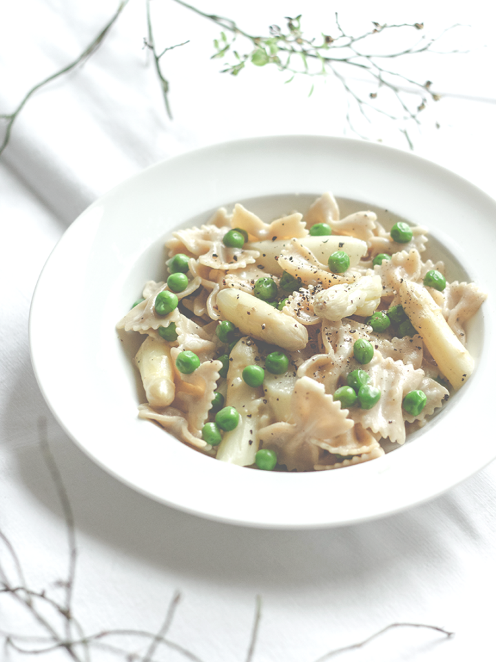 Pasta mit Spargel und Erbsen in Weißweinsauce