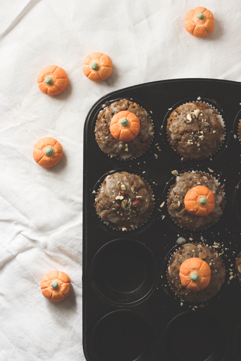 Kürbis-Muffins mit Haselnüssen und Zuckerguss - feines gemüse