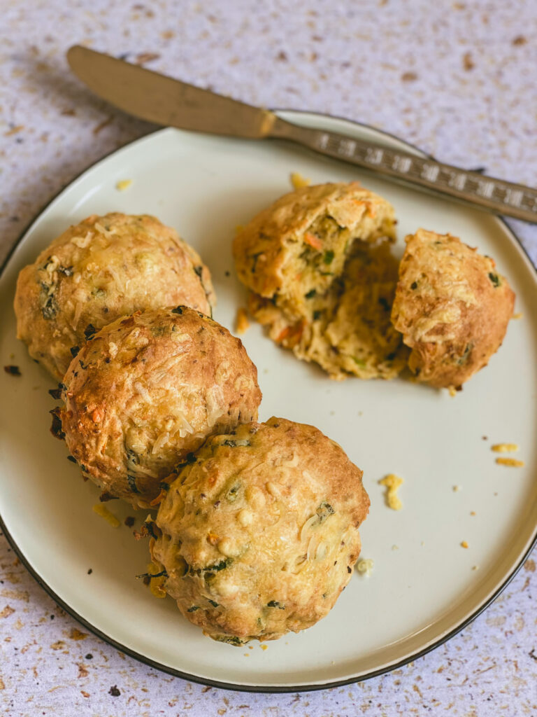 Bärlauch-Scones mit Käse und Karotten
