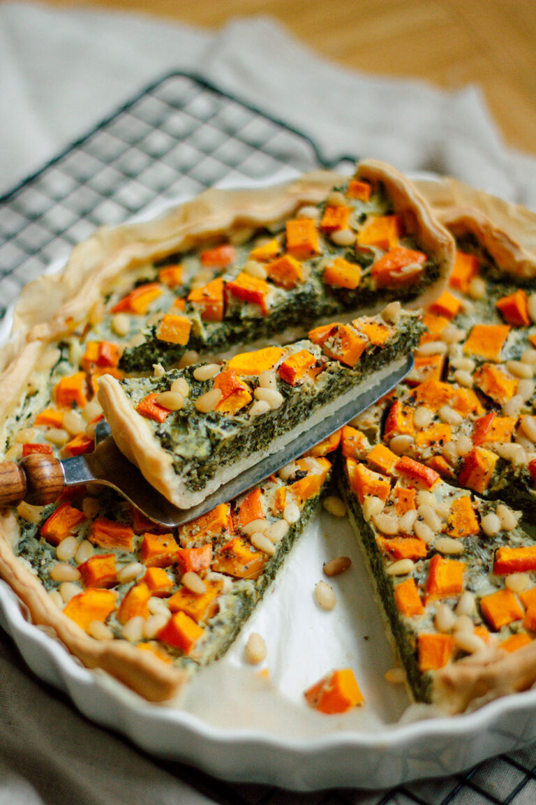 Grünkohl-Kürbis-Tarte mit Ziegenkäse & Pinienkernen