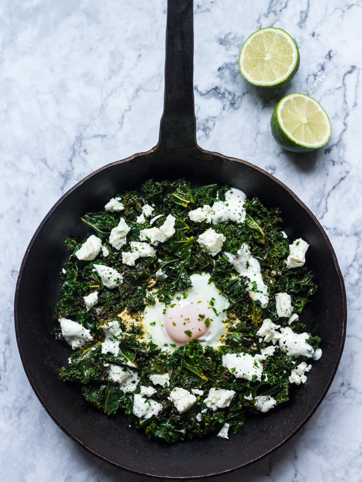 Grünkohl-Shakshuka mit Feta und Limette