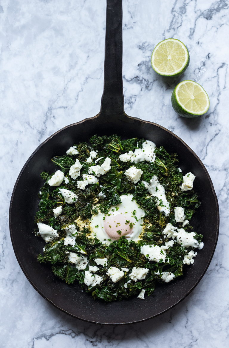 Grünkohl-Shakshuka mit Feta und Limette