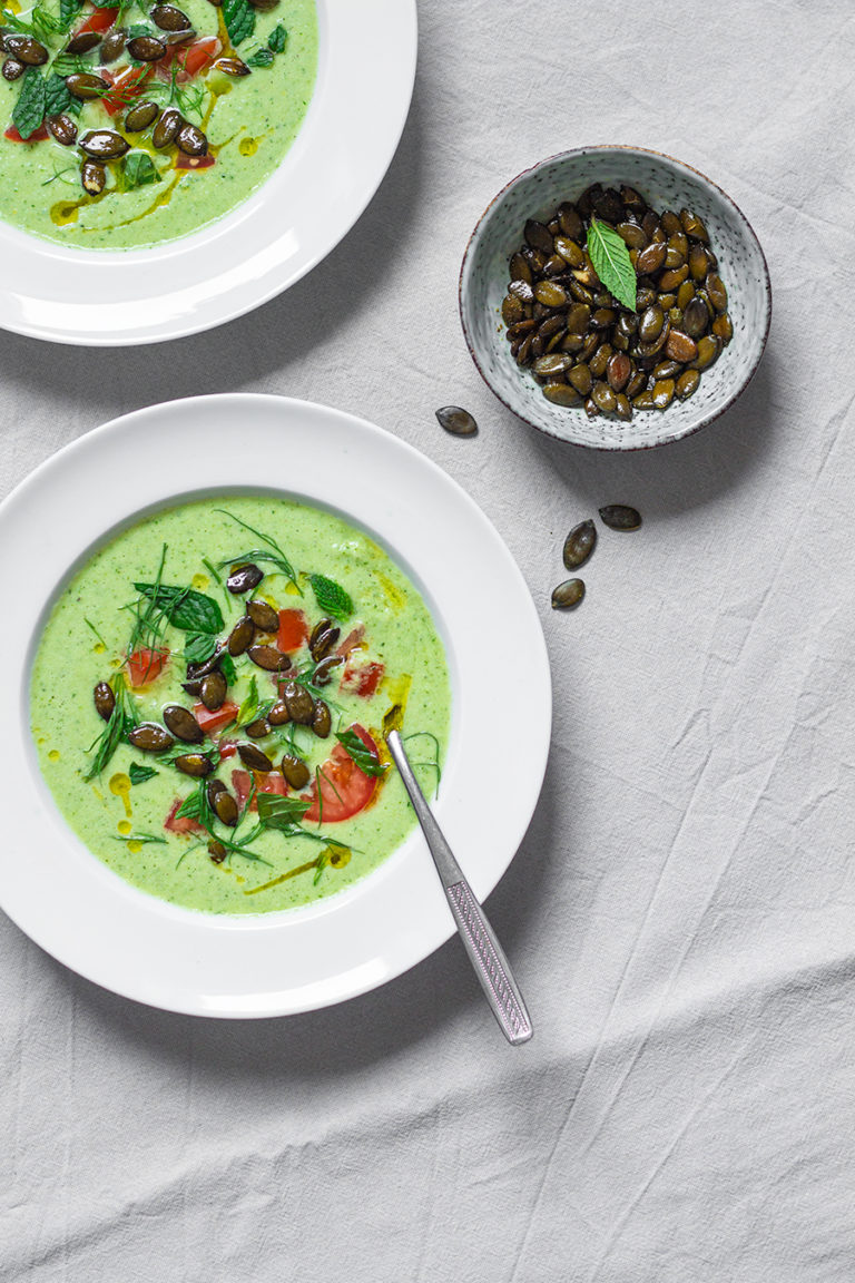 Kalte Gurkensuppe mit Tahin und pikanten Kürbiskernen (vegan) - feines ...