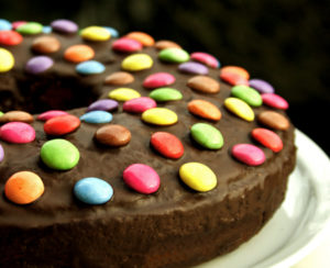 Klassischer Marmorkuchen mit Smarties