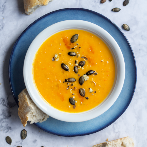 Kürbis-Quitten-Suppe mit Kürbiskernen