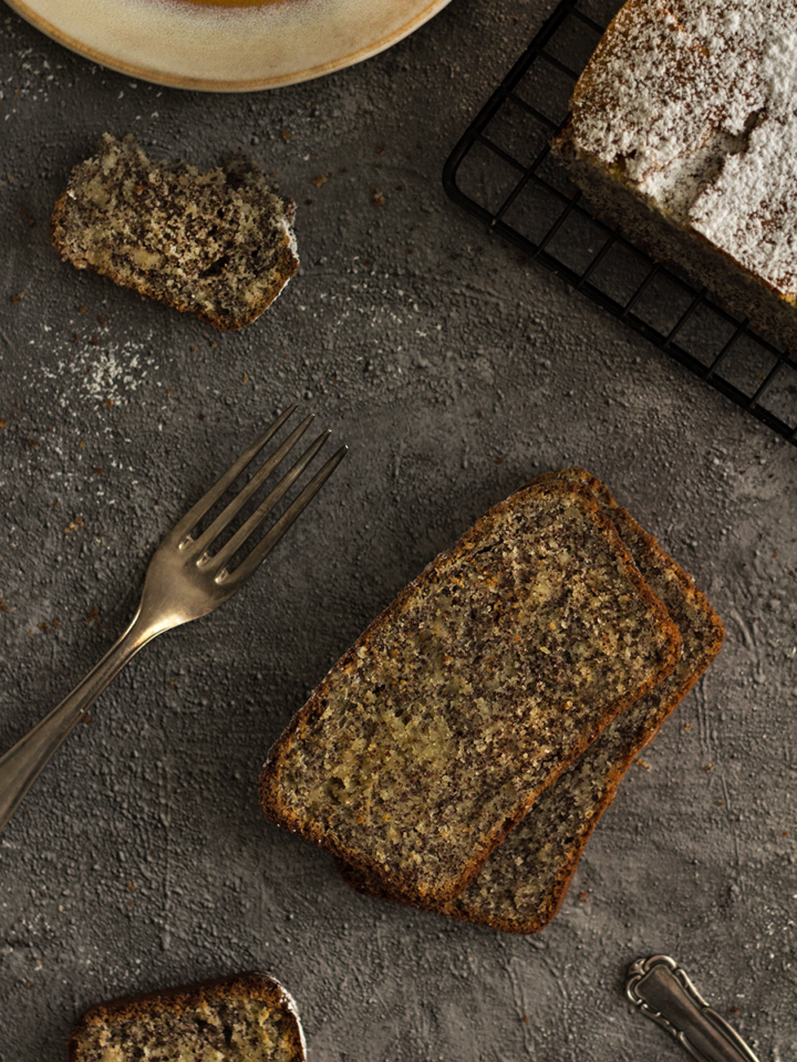 Leckerer Mohn-Marzipan-Kuchen mit Saurer Sahne