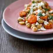Möhren-Kichererbsen-Salat mit Feta