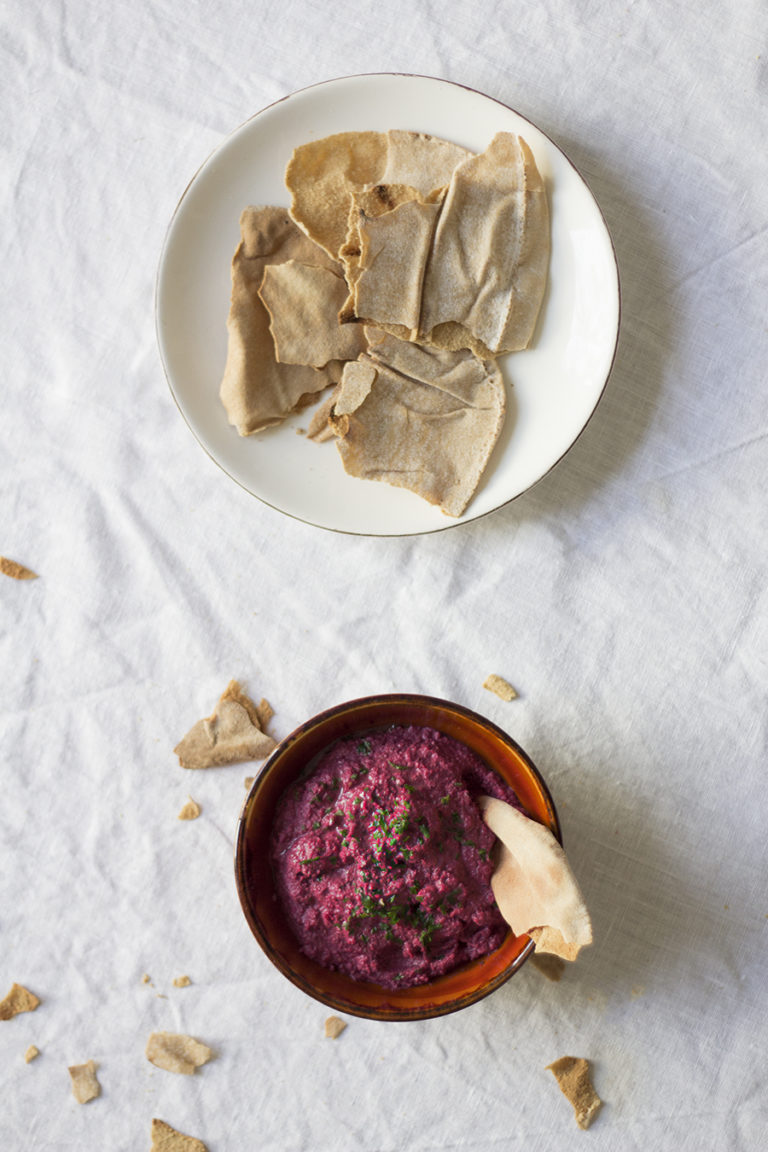 Rote-Bete-Hummus mit gerösteten Walnüssen