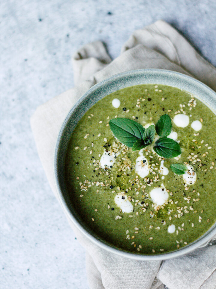 Vegane Spargel-Kokos-Suppe mit Basilikum