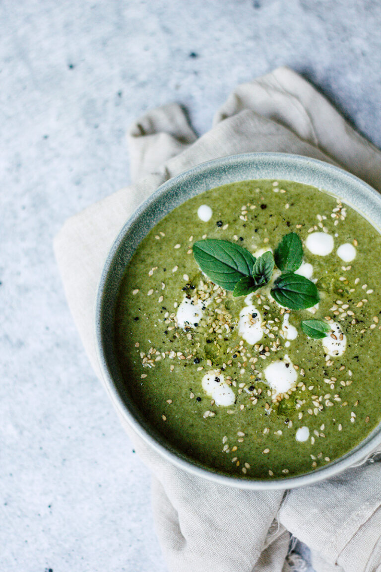 Vegane Spargel-Kokos-Suppe mit Basilikum