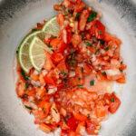 Rohe Tomatensalsa mit Limette und Olivenöl