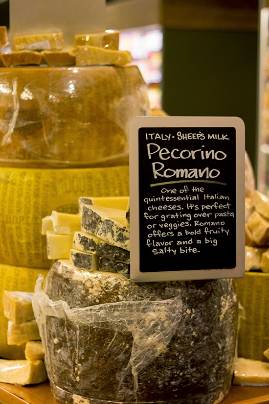 Ein Laib italienischer Pecorino bei Whole Foods in New York