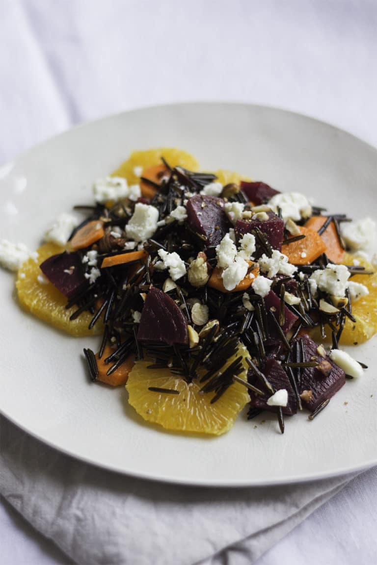 Wildreis-Salat mit Orangen, Roter Bete und Haselnüssen (vegan)
