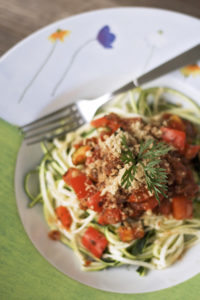 Zucchini-Pasta mit Paprika-Sauce