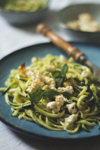 Zucchini-Pasta mit Cashew-Pesto und gebackenem Ricotta