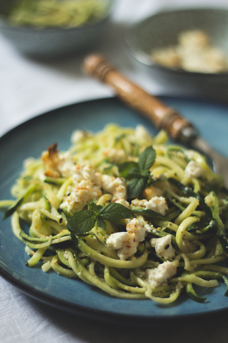 Zucchini-Pasta mit Cashew-Pesto und gebackenem Ricotta