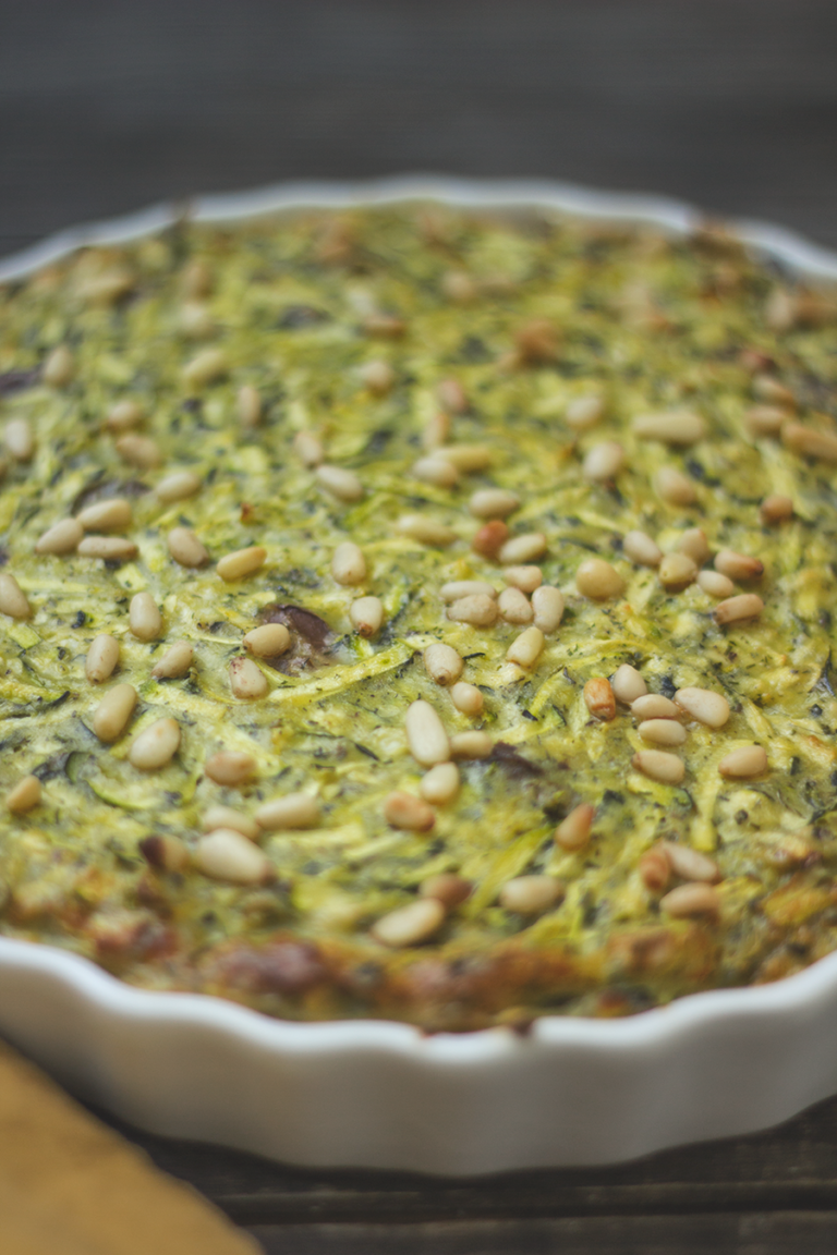 Zucchinipudding mit Pinienkernen und Oliven