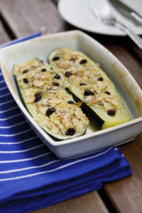 Gefüllte Zucchini mit Mandeln und Räuchertofu